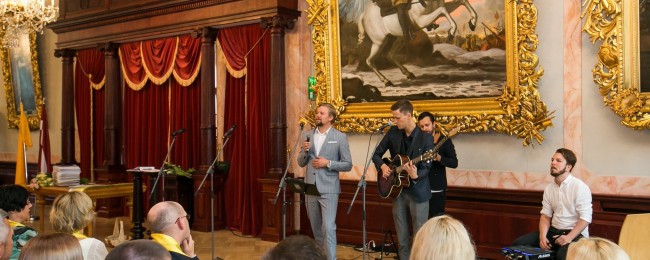 Paldies Naurim Brikmanim un grupai “Dziļi violets” par muzikālo sveicienu, jautrību, izklaidi…