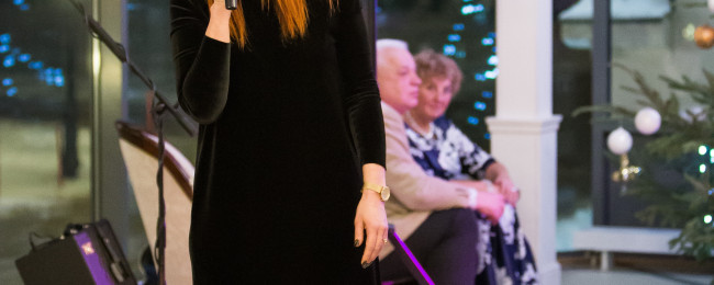 Direktore Gita Vāvere sirsnīgi sveic un izsaka pateicību kolēģiem un viņu ģimenēm, skolas absolventiem, izglītojamajiem, vecākiem, un sadarbības partneriem par uzticēšanos, atbalstu un visa laba vēlējumiem R1TV. “Jūsu uzticība un novērtējums liek mums būt labākajiem, augt un pilnveidoties. Mēs lepojamies ar katru no jums, tieši tāpat kā ikviens no jums nes skolas vārdu pasaulei! Ar pārliecību sirdī, ar drošu soli, nāc un mācies viegli Rīgas 1. Tālmācības vidusskolā!”